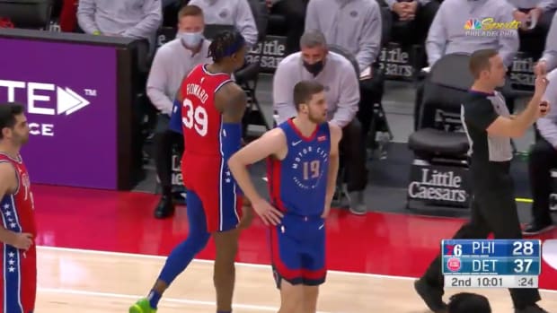 Dwight Howard's shorts ripped during Philadelphia 76ers game against the Pistons.
