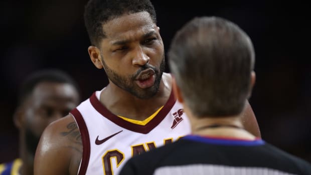Tristan Thompson speaking to a referee.