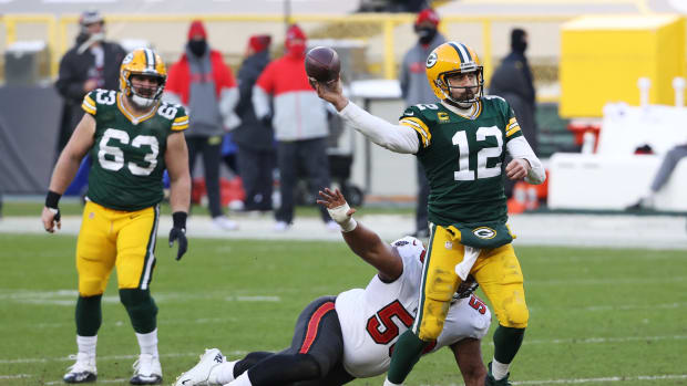 Aaron Rodgers throws the ball against the Bucs.
