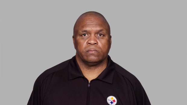 Pittsburgh Steelers tight ends coach James Daniels in team headshot.