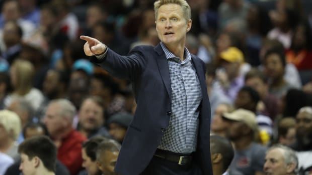 Golden State Warriors coach Steve Kerr pointing during a game.