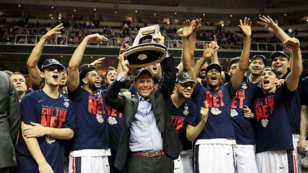 The Gonzaga mens basketball team holding up a trophy.