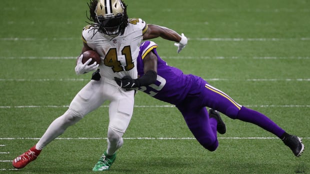 Alvin Kamara running with the ball for the Saints.