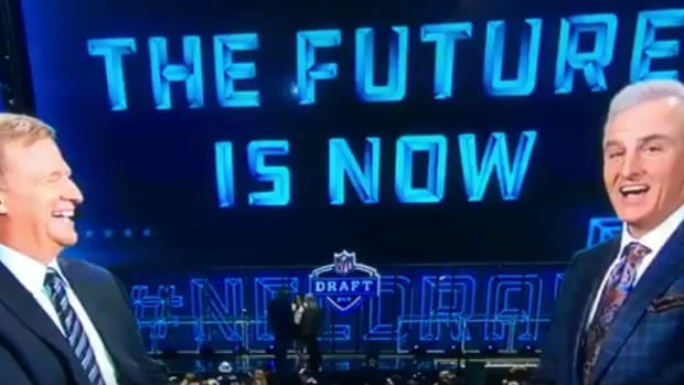 Trey Wingo and Roger Goodell talk during the 2018 draft.