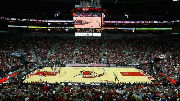 College Basketball World Is Shocked By Louisville's Record - The Spun:  What's Trending In The Sports World Today