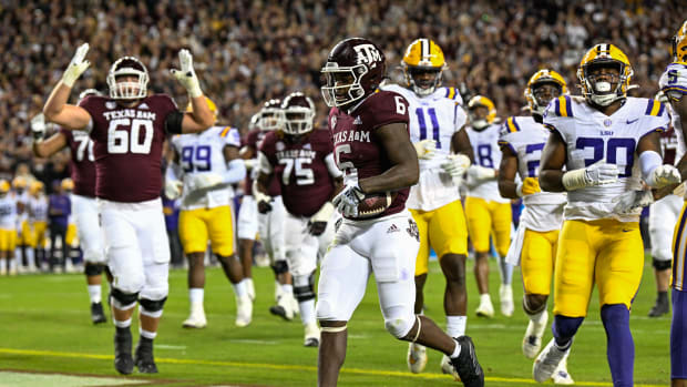 COLLEGE STATION, TX - NOVEMBER 26: Texas A&M Aggies running back Devon Achane (6) scores a first half rushing touchdown during first half action during the football game between the LSU Tigers and Texas A&M Aggies at Kyle Field on November 26, 2022 in College Station, Texas. (Photo by Ken Murray/Icon Sportswire via Getty Images)