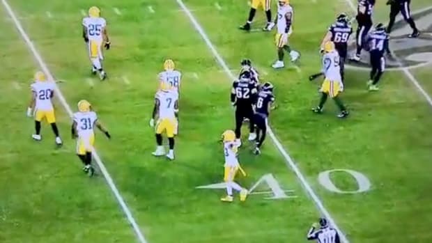 Packers player pulls a garbage move on the field.