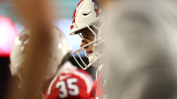 FOXBOROUGH, MASSACHUSETTS - DECEMBER 01: Quarterback Mac Jones #10 of the New England Patriots warms up before the start of their game against the Buffalo Bills at Gillette Stadium on December 01, 2022 in Foxborough, Massachusetts. (Photo by Adam Glanzman/Getty Images)