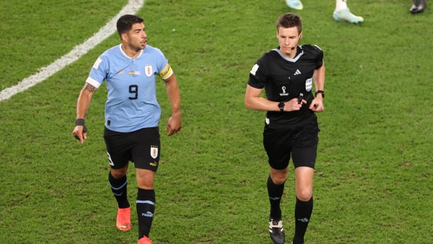 Luis Suarez Uruguay referee Daniel Siebert World Cup