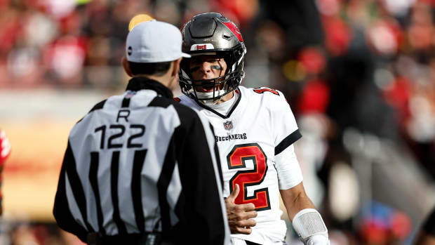 Tom Brady is yelling in the Bucs vs. 49ers game.