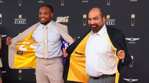 MIAMI, FL - FEBRUARY 01:  Derrick Henry opens his jacket to show his Kobe Bryant tribute lining numbers 24 and 8 poses with NFL Hall of fame running back Franco Harris who shows his Steelers lining on the Red Carpet prior to the NFL Honors on February 1, 2020 at the Adrienne Arsht Center in Miami, FL.   (Photo by Rich Graessle/PPI/Icon Sportswire via Getty Images)