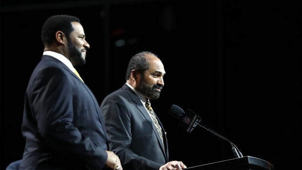 PHILADELPHIA, PA - APRIL 27:  (L-R) Former Pittsburgh Steelers Jerome Bettis and Franco Harris talk before the #30 overall pick by the Pittsburgh Steelers during the first round of the 2017 NFL Draft at the Philadelphia Museum of Art on April 27, 2017 in Philadelphia, Pennsylvania.  (Photo by Elsa/Getty Images)