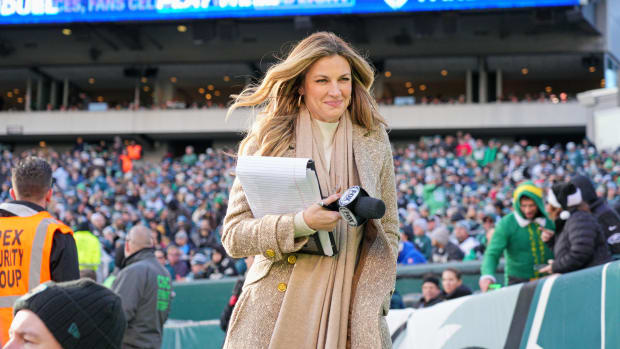 A sideline video of Erin Andrews is going viral on social media.