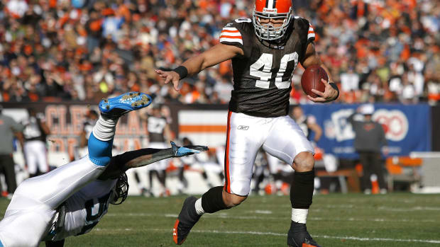 CLEVELAND - NOVEMBER 28:  Running back Peyton Hillis #40 of the Cleveland Browns runs the ball by linebacker Jon Beason #52 of the Carolina Panthers for a touchdown at Cleveland Browns Stadium on November 28, 2010 in Cleveland, Ohio.  (Photo by Matt Sullivan/Getty Images)
