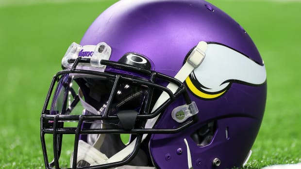 The Vikings Have Given Out Adrian Peterson's Number, Fans Are Furious - The  Spun: What's Trending In The Sports World Today