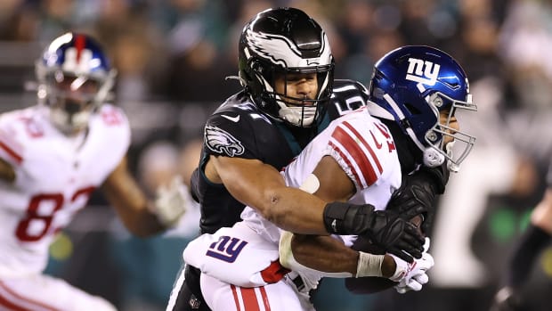 Eagles linebacker T.J. Edwards tackles Giants running back Matt Breida.