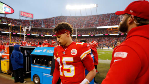 KANSAS CITY, MISSOURI - JANUARY 21: Patrick Mahomes #15 of the Kansas City Chiefs warms up on the sidelines during the second quarter in the AFC Divisional Playoff game against the Jacksonville Jaguars at Arrowhead Stadium on January 21, 2023 in Kansas City, Missouri. (Photo by David Eulitt/Getty Images)