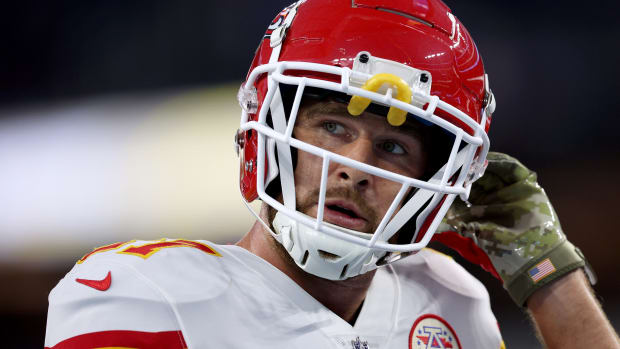 Travis Kelce warms up before a game against the Chargers.