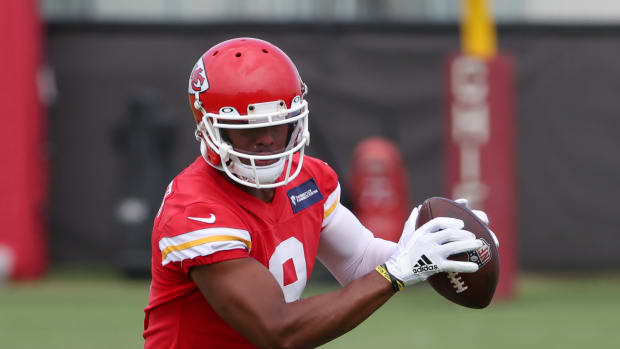 JuJu Smith-Schuster catches a pass during Chiefs practice.