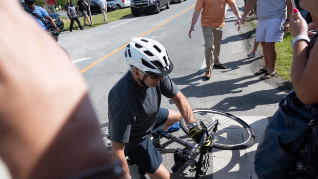 Joe Biden fell off his bike in Delaware this Saturday.