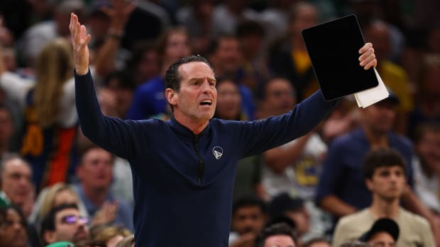Kenny Atkinson on the sidelines for the Warriors.