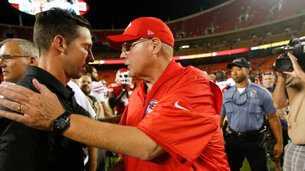 Andy Reid and Kyle Shanahan shake hands after a game.