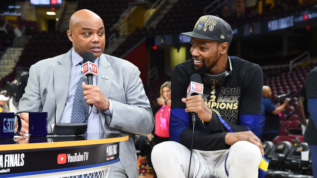 CLEVELAND, OH - JUNE 8: Kevin Durant #35 of the Golden State Warriors talks with Casey Stern, Grant Hill, Chris Weber, and Charles Barkley after Game Four of the 2018 NBA Finals against the Cleveland Cavaliers on June 8, 2018 at Quicken Loans Arena in Cleveland, Ohio. NOTE TO USER: User expressly acknowledges and agrees that, by downloading and or using this Photograph, user is consenting to the terms and conditions of the Getty Images License Agreement. Mandatory Copyright Notice: Copyright 2018 NBAE (Photo by Andrew D. Bernstein/NBAE via Getty Images)