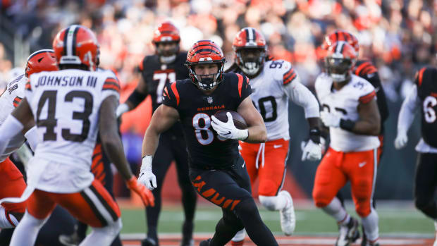 Bengals tight end Drew Sample runs with the ball after catching a pass against the Cleveland Browns.