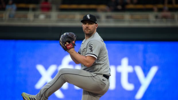 MINNEAPOLIS, MN - APRIL 23: Chicago White Sox relief pitcher Liam Hendricks (31) gets ready to deliver a pitch during the MLB game between the Chicago White Sox and the Minnesota Twins on April 23nd, 2022, at Target Field in Minneapolis, MN.( (Photo by Bailey Hillesheim/Icon Sportswire via Getty Images)