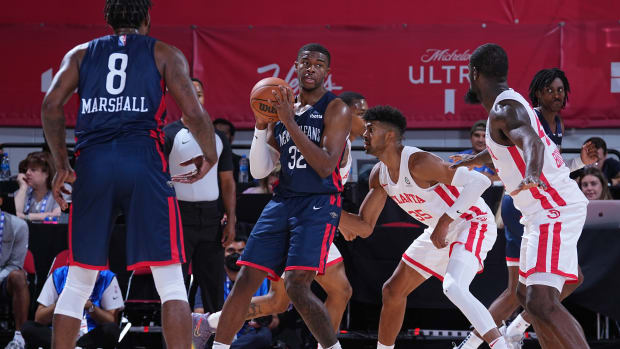 LAS VEGAS, NV - JULY 11: E.J. Liddell #32 of the New Orleans Pelicans looks to pass the ball against the Atlanta Hawks during the 2022 NBA Summer League on July 11, 2022 at the Cox Pavilion in Las Vegas, Nevada NOTE TO USER: User expressly acknowledges and agrees that, by downloading and/or using this Photograph, user is consenting to the terms and conditions of the Getty Images License Agreement. Mandatory Copyright Notice: Copyright 2022 NBAE (Photo by Bart Young/NBAE via Getty Images)