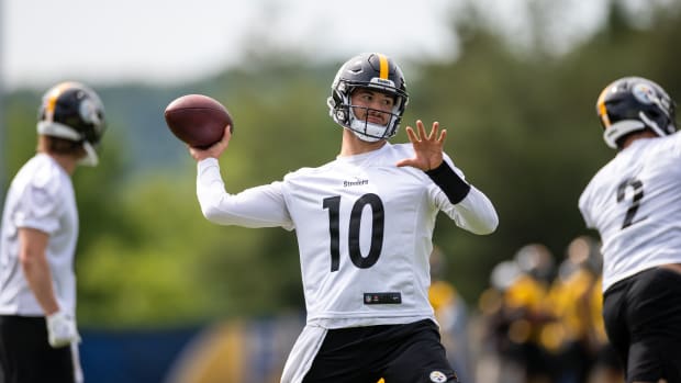 Mitch Trubisky throwing the ball for the Steelers at OTAs.