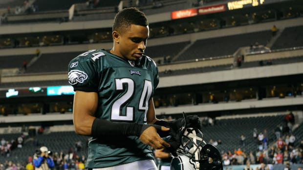 PHILADELPHIA, PA - NOVEMBER 27:  Nnamdi Asomugha #24 of the Philadelphia Eagles walks off of the field after the New England Patriots won 38-20 at Lincoln Financial Field on November 27, 2011 in Philadelphia, Pennsylvania.  (Photo by Patrick McDermott/Getty Images)