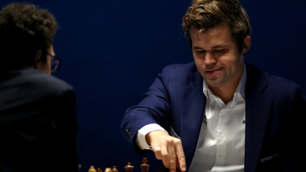 BEVERWIJK, NETHERLANDS - JANUARY 27:  Magnus Carlsen (R) of Norway competes against Fabiano Caruana of USA during the 83rd Tata Steel Chess Tournament held in Dorpshuis De Moriaan on January 27, 2021 in Wijk aan Zee, Netherlands (Photo by Dean Mouhtaropoulos/Getty Images)