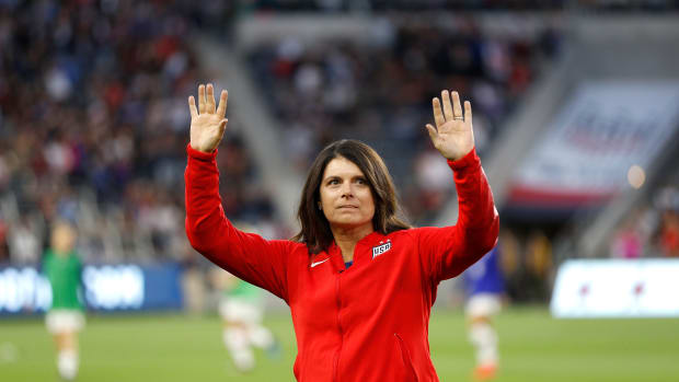 Mia Hamm honored by the fans at a USWNT game.
