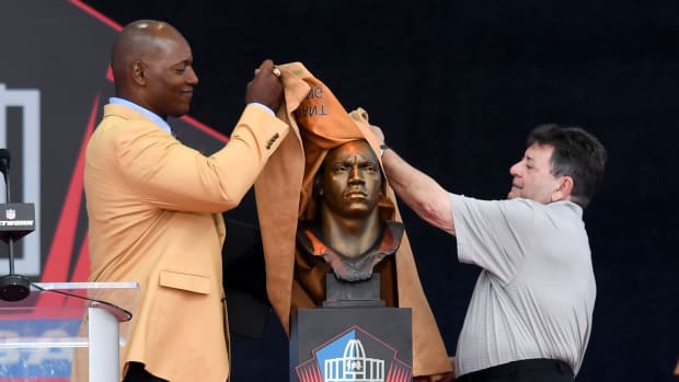CANTON, OHIO - AUGUST 06: Bryant Young (L) and his presenter Edward DeBartolo Jr. unveil Youngs bronze bust during the 2022 Pro Hall of Fame Enshrinement Ceremony at Tom Benson Hall of Fame Stadium on August 06, 2022 in Canton, Ohio. (Photo by Nick Cammett/Getty Images)