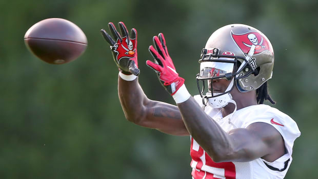 TAMPA, FL - AUG 09: Tampa Bay Buccaneers wide receiver Julio Jones (85) catches a pass during the Tampa Bay Buccaneers Training Camp on August 09, 2022 at the AdventHealth Training Center at One Buccaneer Place in Tampa, Florida. (Photo by Cliff Welch/Icon Sportswire via Getty Images)