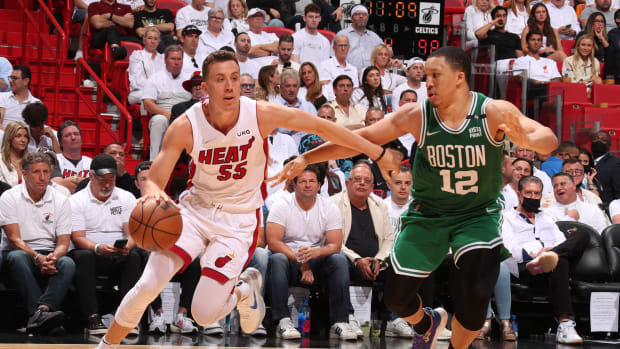 Duncan Robinson drives to the basket against the Boston Celtics.