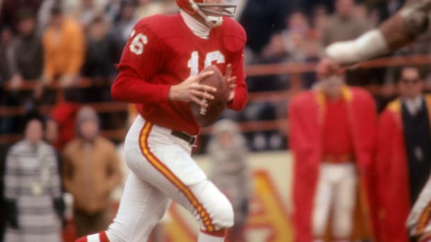 KANSAS CITY, MO - CIRCA 1968:  Quarterback Len Dawson #16 of the Kansas City Chiefs drops back to pass against the New York Jets during an NFL football game circa 1968 at Municipal Stadium in Kansas City, Missouri. Dawson played for the Chiefs from 1963-75. (Photo by Focus on Sport/Getty Images)