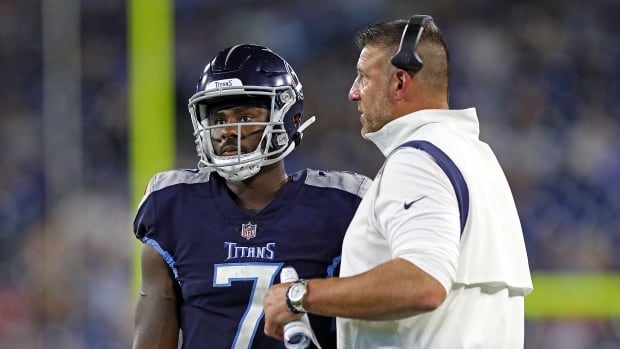 Malik Willis #7 of the Tennessee Titans and head coach Mike Vrabel of the Tennessee Titans