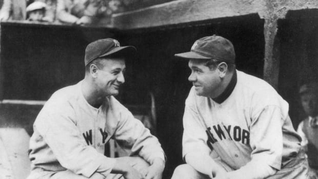 Babe Ruth talking to Lou Gehrig.