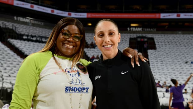 Sheryl Swoopes takes a picture with Diana Taurasi.