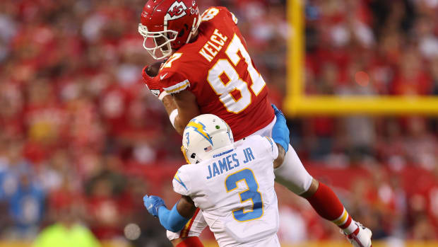 KANSAS CITY, MISSOURI - SEPTEMBER 15: Travis Kelce #87 of the Kansas City Chiefs makes a catch in front of Derwin James Jr. #3 of the Los Angeles Chargers during the first quarter at Arrowhead Stadium on September 15, 2022 in Kansas City, Missouri. (Photo by Jamie Squire/Getty Images)