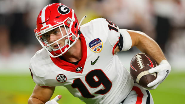 MIAMI GARDENS, FLORIDA - DECEMBER 31: Brock Bowers #19 of the Georgia Bulldogs warms up prior to the game against the Michigan Wolverines in the Capital One Orange Bowl for the College Football Playoff semifinal game at Hard Rock Stadium on December 31, 2021 in Miami Gardens, Florida. (Photo by Michael Reaves/Getty Images)
