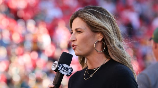 Erin Andrews on the sideline of a Packers at Chiefs game.