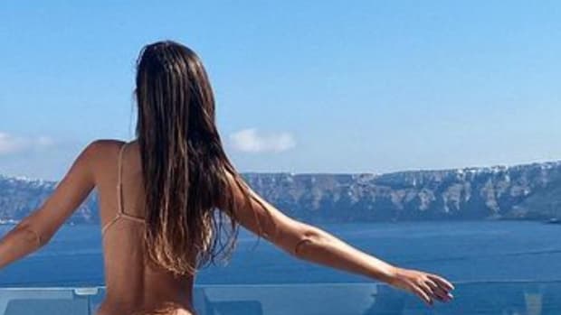 Kliff Kingsbury's girlfriend is going viral on social media.