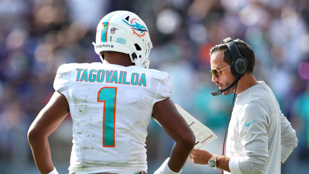 BALTIMORE, MARYLAND - SEPTEMBER 18: Head coach Mike McDaniel of the Miami Dolphins talks with quarterback Tua Tagovailoa #1 of the Miami Dolphins in the second half against the Baltimore Ravens at M&T Bank Stadium on September 18, 2022 in Baltimore, Maryland. (Photo by Rob Carr/Getty Images)