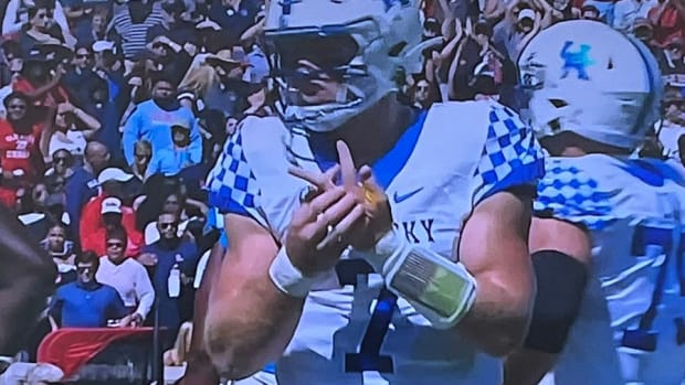 Kentucky quarterback Will Levis suffers gruesome finger injury.