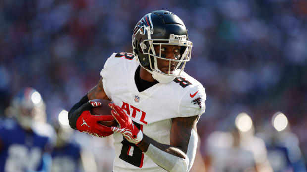 Atlanta Falcons tight end Kyle Pitts carries the ball against the New York Giants.