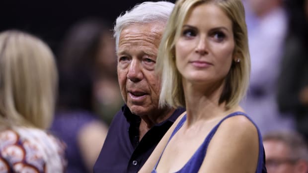 NEW YORK, NY - SEPTEMBER 2 : New England Patriots owner Robert Kraft and his fiancee Dana Blumberg attend Serena Williams third round match on Arthur Ashe stadium during Day 5 of the US Open 2022, 4th Grand Slam of the season, at the USTA Billie Jean King National Tennis Center on September 2, 2022 in Queens, New York City. (Photo by Jean Catuffe/GC Images)