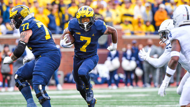 Donovan Edwards running with the football for Michigan.